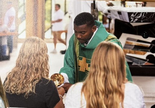 Kuda serving communion